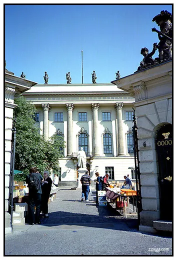 허름하고 음산한 골목과 웅장한 박물관섬의 대비 Berlin D+17, 18