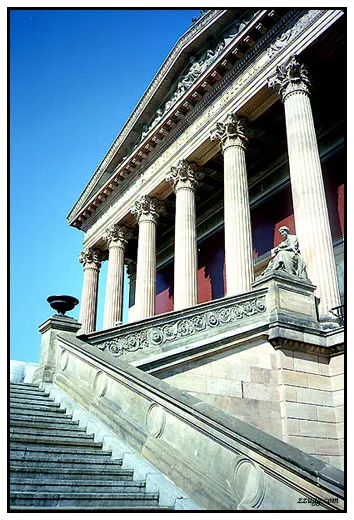 허름하고 음산한 골목과 웅장한 박물관섬의 대비 Berlin D+17, 18